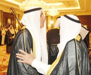 صاحب السمو الامير الشيخ صباح الاحمد يتلقى التهنئة من عبدالله الرومي﻿