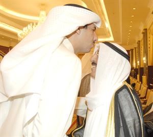 مرزوق الخرافي يطبع قبلة على جبين صاحب السمو﻿