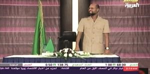 صورة عن التلفزيون لسيف الاسلام القذافي خلال اجتماعه بنازحين من بنغازي