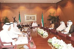 صاحب السمو الامير الشيخ صباح الاحمد مترئسا اجتماع مؤسسة الكويت للتقدم العلمي
