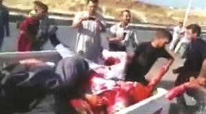 صورة بثها التلفزيون السوري لـ مسلحين قتلوا رجال الامن ورموهم بالعاصي