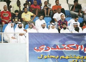 النائب السابق جاسم الكندري يتابع من المدرجات﻿