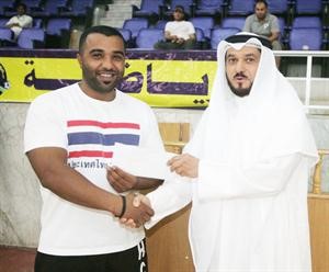 الكندري يقدم احدى الجوائز﻿