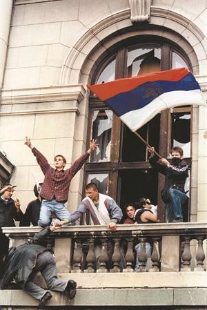 «ثورة البلدوزر» أطاحت بميلوسيفيتش أكبر ديكتاتوريي العصر الحديث