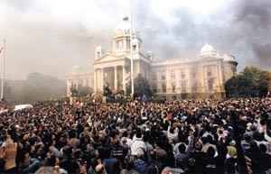 «ثورة البلدوزر» أطاحت بميلوسيفيتش أكبر ديكتاتوريي العصر الحديث