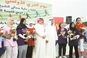جانب من تكريم الفائزين بالمراكز الاولى في السباق
