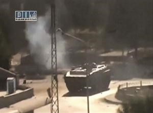 صورة عن الانترنت لدبابة تطلق النار عند منطقة دوار البحرة في حماة