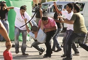 انصار مبارك يهاجمون احد معارضيه خارج المحكمة﻿