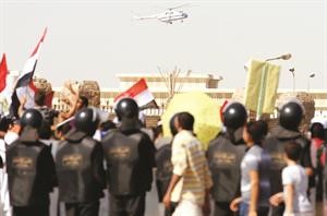 طائرة الهليوكوبتر التي اقلت الرئيس السابق حسني مبارك الى اكاديمية الشرطة امس