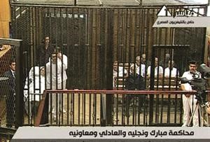 ومبارك ونجلاه ووزير الداخلية ومساعدوه في قفص الاتهام اپ - افپ - رويترز
