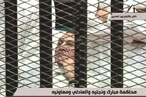 مبارك مستمعا الى وقائع الجلسة