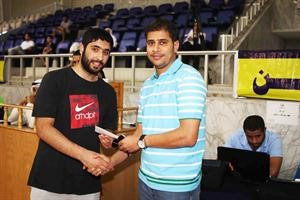 الجلاهمة يسلم احد الفائزين جائزته