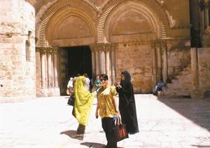  وامام كنيسة القيامة﻿