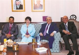 الرئيس الفلسطيني محمود عباس ابومازن متوسطا صائب عريقات والسفير دحمد الدعيج والزميلة ريم الوقيان﻿