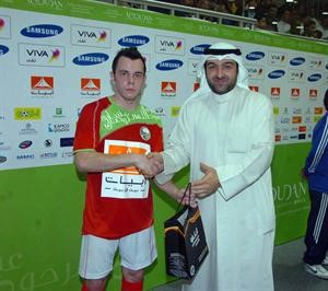 ياسر ابل يسلم جائزة افضل لاعب للايراني جواد اصغري﻿