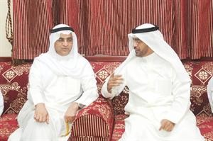 حوار بين الوزير احمد المليفي ومتعب العتيبي على هامش حفل جمعية المعلمين﻿