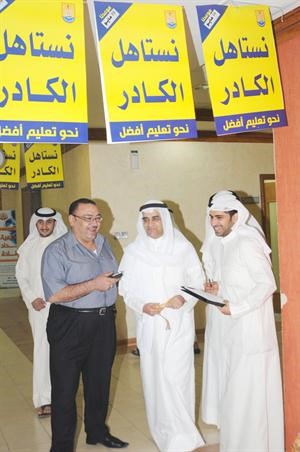 احمد المليفي متحدثا الى الزميل اسامة دياب وتبدو لافتات نستاهل الكادر﻿