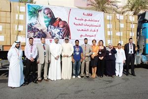 خالد الفضالة وعدد من اعضاء الطاقم الطبي لمستشفى طيبة امام الشحنة التي جهزها لارسالها الى الصومال قاسم باشا