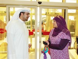 خالد الفضالة متحدثا الى الزميلة حنان عبدالمعبود