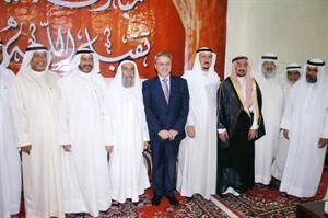 دعبدالله العتيقي ودناصر الصانع ومبارك الدويلة ودعيج الشمري والسفير العراقي محمد حسين بحر العلوم