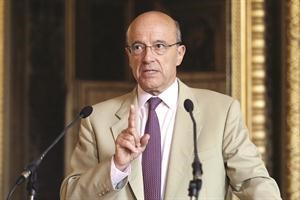 وزير الخارجية الفرنسي الان جوبيه متحدثا عن الاحداث السورية في باريس امس اپ