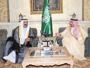 صاحب السمو الملكي الامير سلمان بن عبدالعزيز خلال استقباله مبعوث صاحب السمو الامير وزير شؤون الديوان الاميري الشيخ ناصر صباح الاحمد
