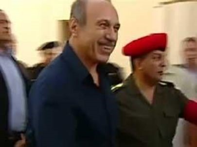 «ضحكة» العادلي و«يد» نجل مبارك تثير التساؤلات 