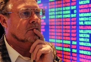 احد المتداولين متاثرا من الخسائر الحادة التي تعرضت لها البورصات الاوروبية