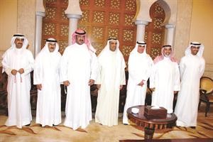 البصيري متوسطا فاروق الزنكي وسامي الرشيد والشيخ طلال الخالد وعلي الهاجري خلال الغبقة قاسم باشا
