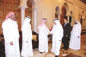 البصيري مصافحا اسعد السعد ويبدو هاشم الرفاعي