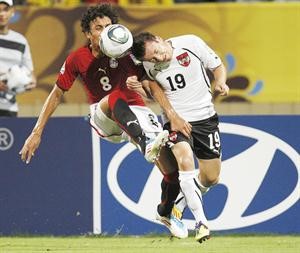 المصري احمد صبحي يحاول استخلاص الكرة من النمساوي دانيال شويتز افپ