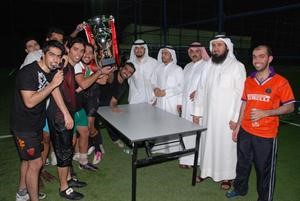 صالح باني يسلم الكاس للفريق الفائز
