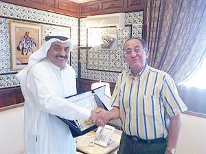 السفير فهد العوضي يكرم دالمنجي سليم﻿