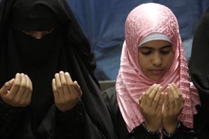 يمنيتان تصليان على هامش مظاهرة مناهضة للرئيس علي عبدالله صالح في صنعاء افپ