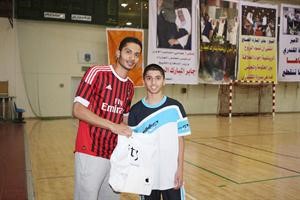 شهاب كنكوني يسلم احدى الجوائز﻿