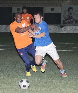 احد اللاعبين ينطلق بالكرة﻿