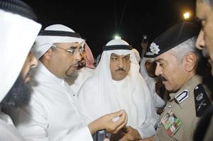 مسلم البراك وعبدالرحمن العنجري يتحدثان للواء محمود الدوسري