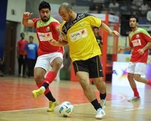 لاعب فريق حسن كمال محمد حمزة يحاول ايقاف احد لاعبي الوصل
