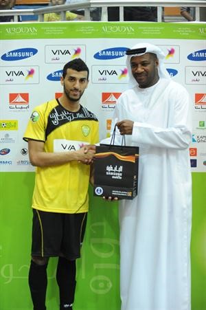 نجم منتخب الامارات السابق فهد خميس يقدم جائزة افضل لاعب لعبدالكريم جميل
