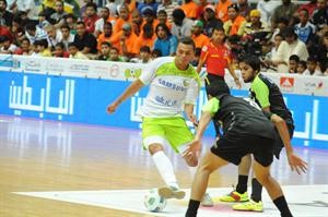لاعب هوليدي ان البرازيلي دييغو يتخطى مدافعي القادسية
