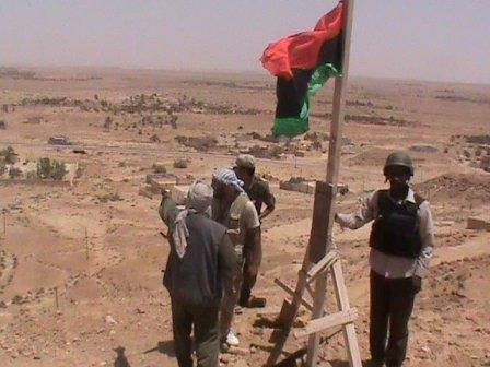 المعارضة الليبية توزع 10 ملايين دولار على سكان «نفوسة»