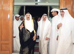 صاحب السمو الامير الشيخ صباح الاحمد لدى وصوله الى ديوان الاستاذ