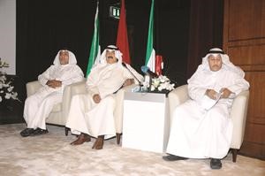 خالد الجارالله خلال مشاركته في عرض مراحل تنفيذ مشروع ميناء مبارك الكبير في المعهد الديبلوماسي﻿