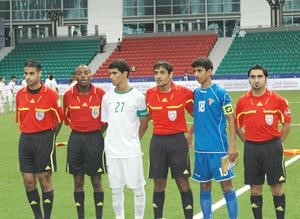 طلال الانصاري والطاقم التحكيمي﻿