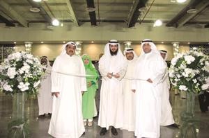 رومي الرومي يقص شريط افتتاح المعرض﻿