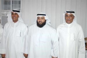 المويزري مع احد المهنئين
