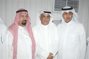 شعيب المويزري متوسطا جانبا من المهنئين سعود سالم
