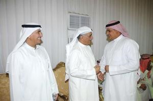 المويزري يرحب باحد الحضور
