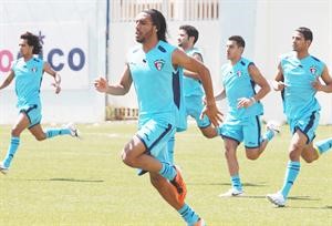 عودة النجم فهد العنزي الى تدريبات الازرق الازرق كوم
