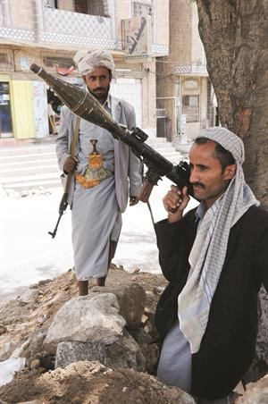 مسلحان من المعارضة اليمنية في احد شوارع تعز امس رويترز﻿